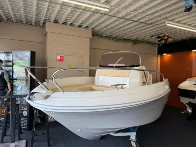 witte motorboot in binnenshowroom