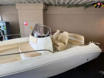Boot in showroom, zitgedeelte zichtbaar