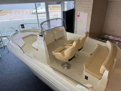 open boot in showroom met zitplaatsen