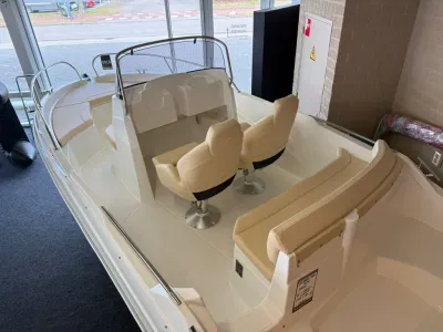 open motorboot in showroom interieur