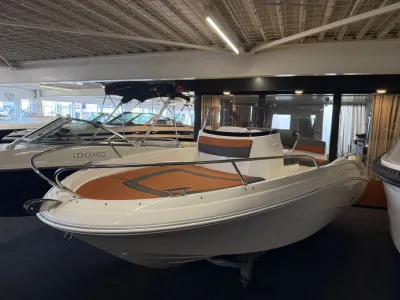 boot in showroom met bruine zonnedek kussens