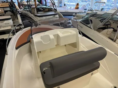 open boot in showroom met voorste zitbank