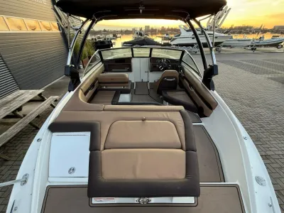 bootinterieur met cockpit en zitgedeelte