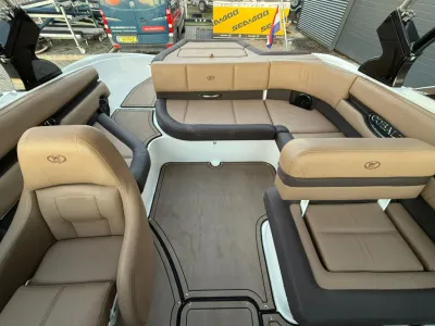 cockpit en zitgedeelte van een boot