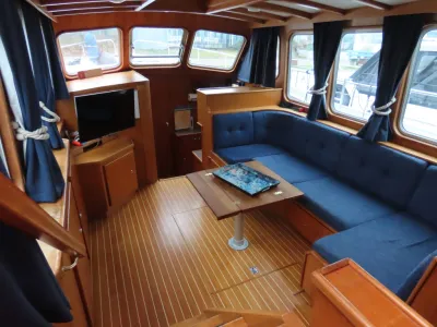 interieur van salon met zitbank en tafel