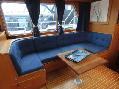 zitbank in kajuit met ramen