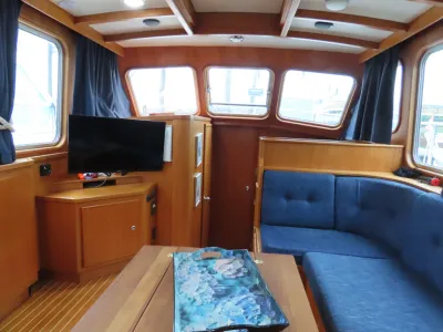 kajuitinterieur met zithoek en kast