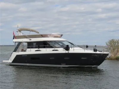 motorjacht op water, zijaanzicht