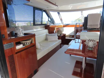 interieur salon met zitbank en tafel