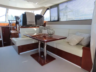 interieur zitgedeelte met tafel en kussens