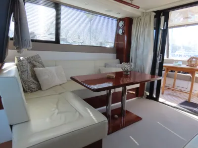 interieur salon met zitbank en tafel