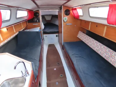 interieur van zeiljacht met slaapplekken en kombuis