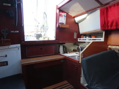 kajuitinterieur met kombuis en zitgedeelte