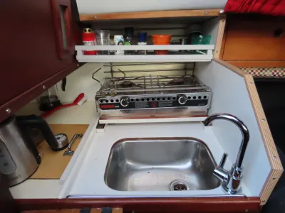Kombuis met spoelbak en kooktoestel