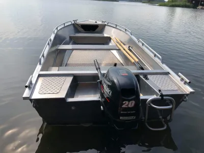 aluminium motorboot op stil water