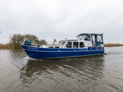 blauw motorjacht varend op rivier