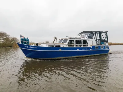 blauwe motorboot in profiel op het water