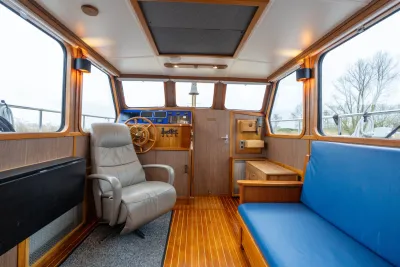 interieur van stuurhut met zitplaatsen