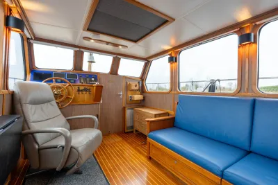 interieur van stuurhut met stoel en bank