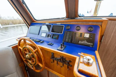 kajuitbesturing met houten stuur en instrumenten
