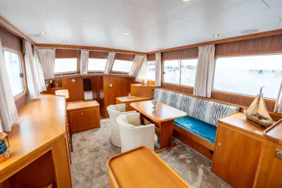 Saloninterieur met houten bekleding en zithoek