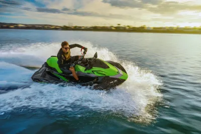 persoon op groene jetski op open water