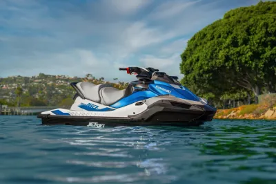blauwe jetski op rustig water