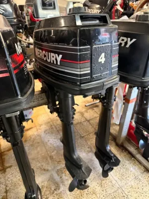 buitenboordmotor opgenomen in werkplaats