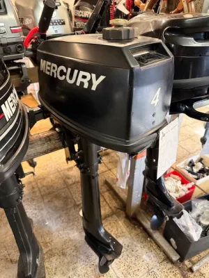 buitenboordmotor in opslagruimte