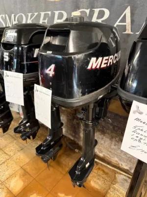 buitenboordmotor in opslagruimte