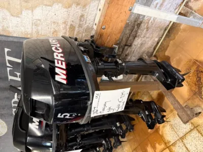 buitenboordmotor in opslag