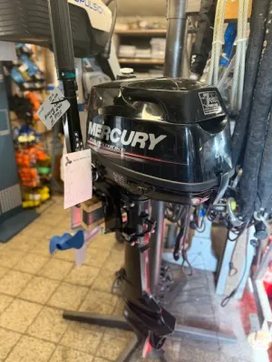 buitenboordmotor in werkplaats