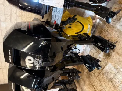 Meerdere buitenboordmotoren in showroom