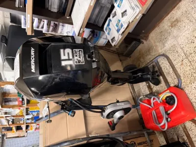 buitenboordmotor in werkplaats