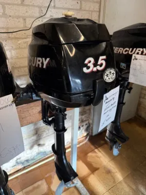 buitenboordmotor op standaard in opslagruimte