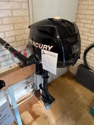 buitenboordmotor in binnenruimte op vloer