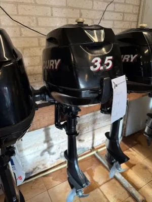 buitenboordmotor kortstaart op standaard