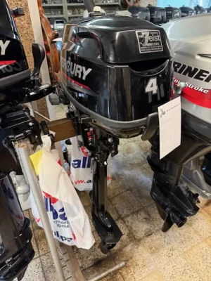 buitenboordmotor in een winkelruimte