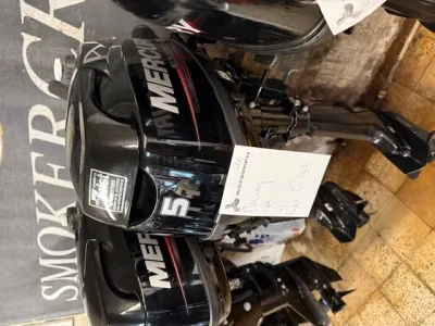 buitenboordmotor in opslagruimte