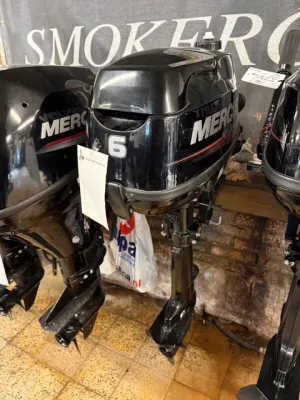 buitenboordmotor in binnenruimte