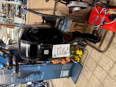 buitenboordmotor in winkelomgeving