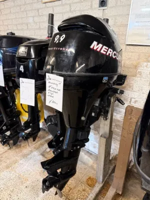 buitenboordmotor in werkplaats