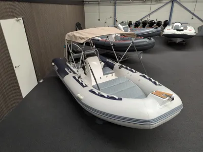 opblaasbare rib in showroom