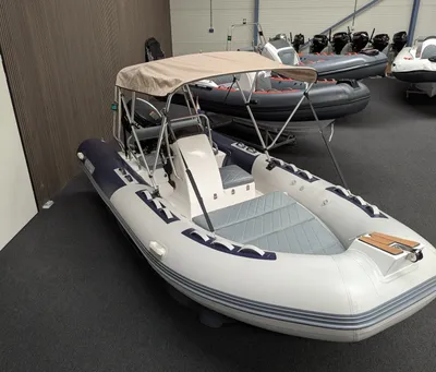 RIB in binnenshowroom met bimini