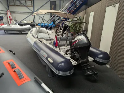 RIB-boot met buitenboordmotor in showroom
