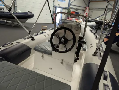 console en stuur van een boot in showroom