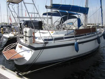 zeiljacht aangemeerd in haven