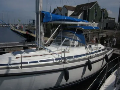 zeiljacht aangemeerd in jachthaven