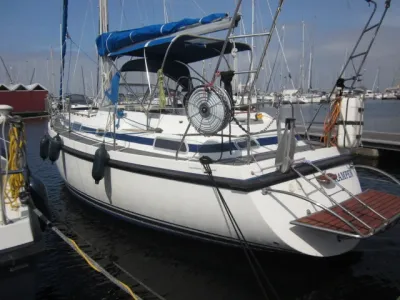 zeiljacht aangemeerd in jachthaven