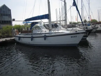 zeiljacht aangemeerd in een jachthaven